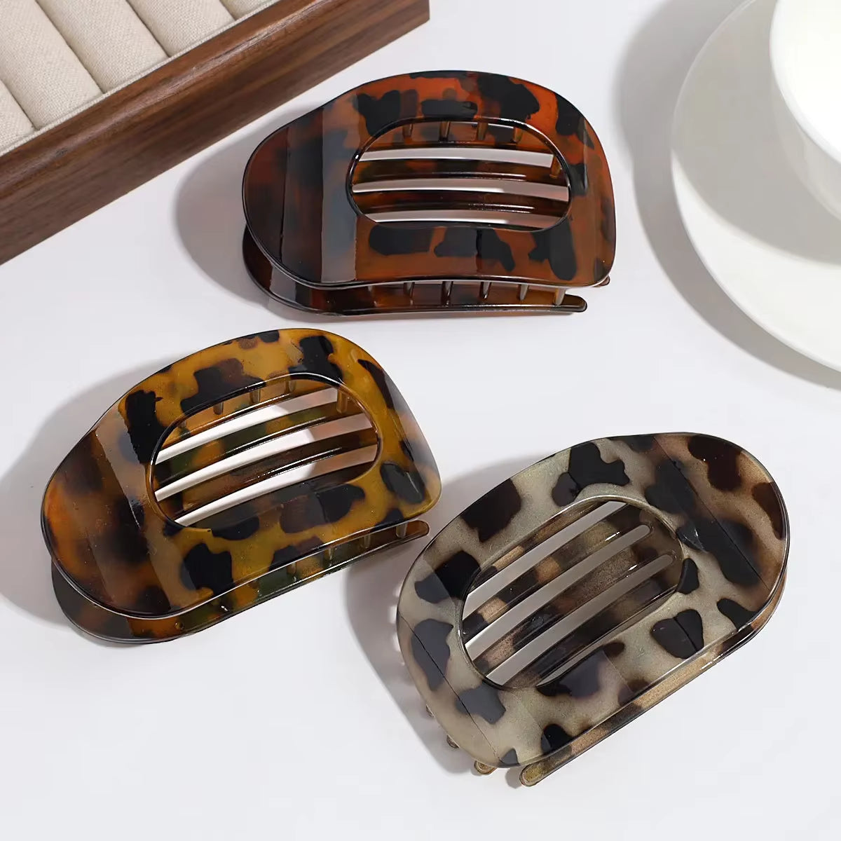 Fashion Oval Hair Claw Clip for Women New Design Leopard Matte Curved Flat Styling Barrettes Acrylic Lying down Hair Accessories